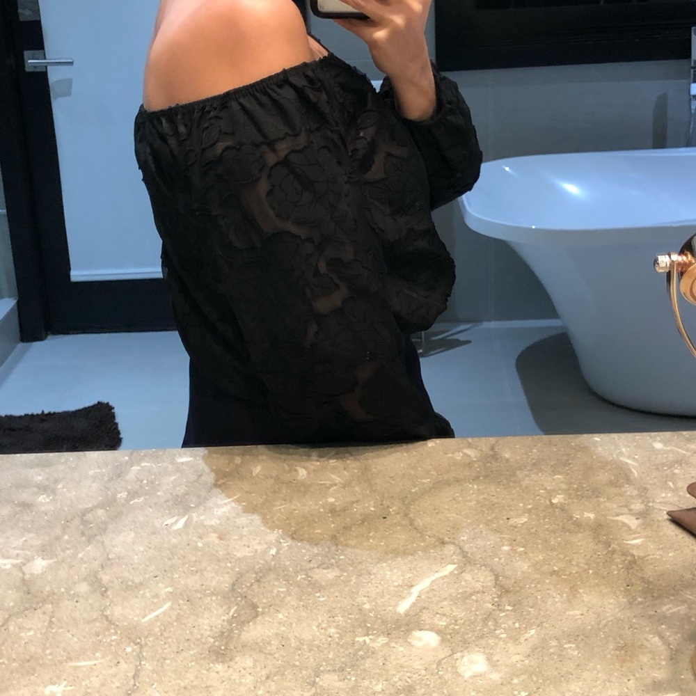 Beautiful top - Picture 2 of 7